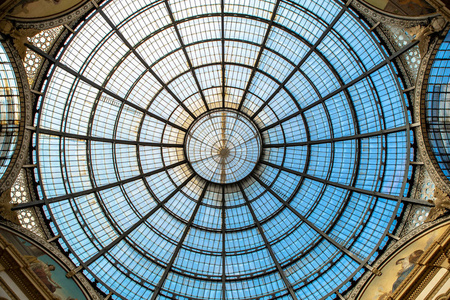 著名的古代时尚购物中心GalleriaVittorioEmanuele在米兰意大利中心。旧的购物中心与美丽的玻璃太阳屋顶。豪华服