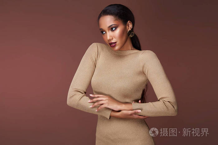 布吕内特发型女士美丽的脸性感,瘦骨嶙峋的身体形状,棕褐色的皮肤,穿