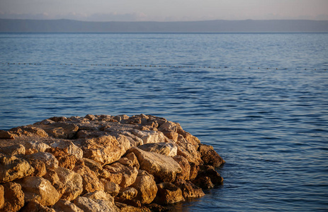 夏季黄昏时亚得里亚海美丽的海岸。旅游目的地为暑假邮轮..享受克罗地亚自然的美丽，在海滩上放松