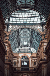 意大利米兰著名购物中心画廊.意大利时尚之都米兰最古老的购物中心，受欢迎的旅游景点。豪华服装店上方漂亮的玻璃屋顶。
