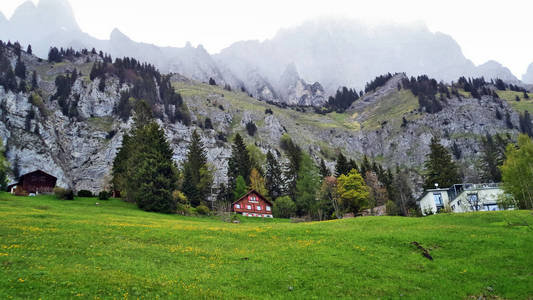 瑞士圣加伦州丘尔弗林登山脉南坡的高山养牛场和传统建筑