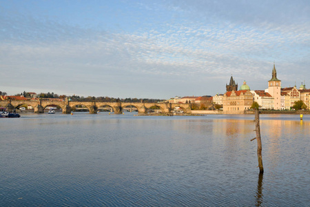 查尔斯桥穿过布拉格的Vltava。捷克首都的水城景观..