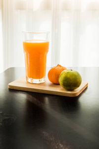 木桌上放两杯鲜榨橙汁