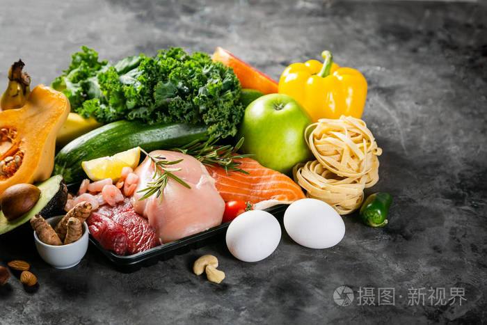 均衡饮食概念-新鲜肉类,鱼类,面食,水果和蔬菜,坚果,种子