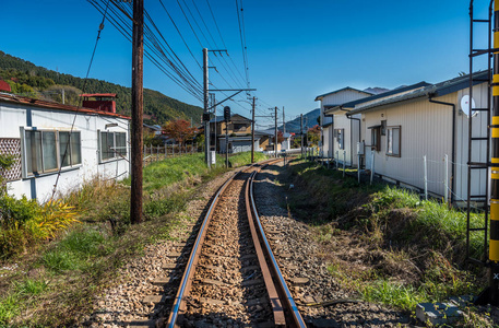 背景富士山日本村和铁路