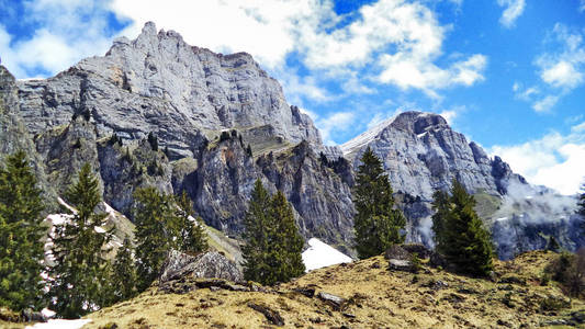 瑞士圣加伦州瓦伦塞湖上方丘尔弗林登山脉