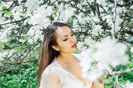 花苹果园穿白衣服的少女画像