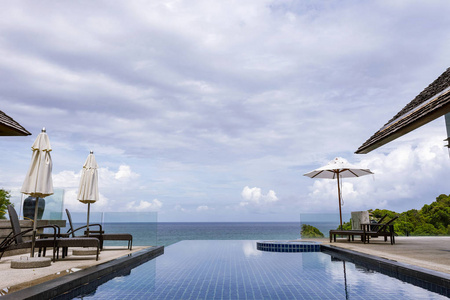 泳池俯瞰安达曼海山和蓝天背景，暑假背景概念..