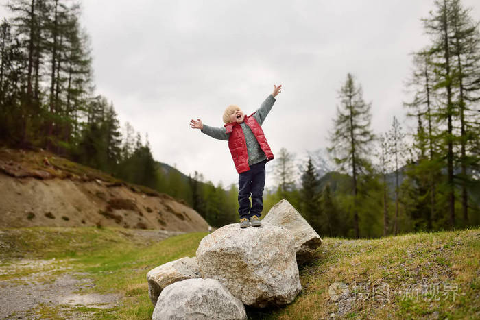 可爱的小男孩在春天的瑞士国家公园散步.积极的家庭时间自然.
