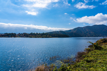 秋日日本山松湖周围美丽的风景