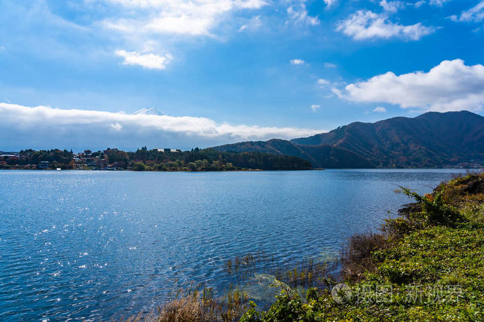 秋日日本山松湖周围美丽的风景照片 正版商用图片181jrr 摄图新视界