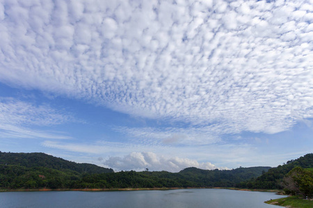 五彩斑斓的蓝天和云过湖的景色背景..