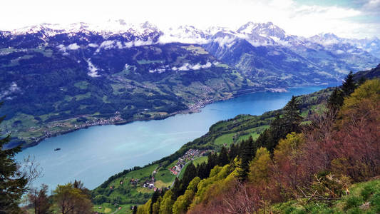 西兹塔尔河谷瓦伦塞湖和丘尔弗先恩和格勒鲁斯阿尔卑斯山脉之间瑞士圣加伦州