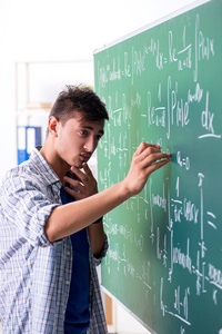 在学校学习数学的年轻男生图片