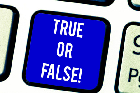 显示 真 或 虚假 问题的文本符号。要标记为 true 或 false 键盘键意图以创建计算机消息按键盘的概念的概念照片