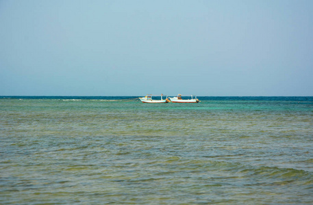 蓝色海景，两艘帆船在遥远的海上航行