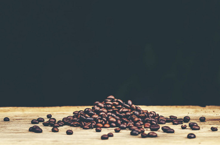 木制背景咖啡豆，阿拉伯咖啡，老式过滤图像