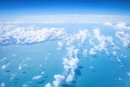 阿里尔在海洋背景上查看云景