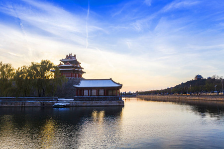 故宫博物院，也被称为紫禁城，在中国北京，2015年11月23日的一个晴朗的日子里，在雪地里观看龟甲