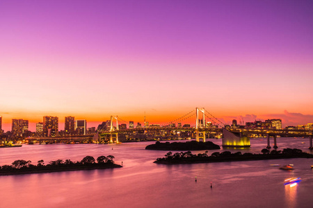 日本夕阳西下，美丽的建筑建造东京城市景观，彩虹桥