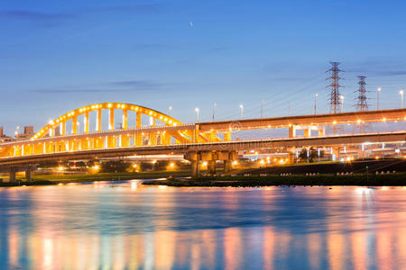 城市夜景与美丽的桥梁图片