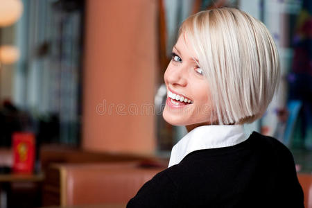 餐厅里活泼开朗的女人图片