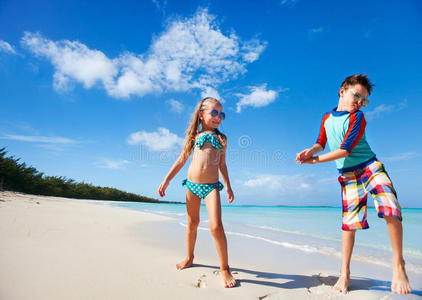 快乐的孩子们在沙滩上跳舞