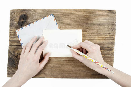 一个双手美丽的女人在写信