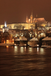 夜色缤纷的布拉格哥特式城堡，带查尔斯桥