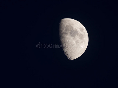 寂静的天空中明亮的半月图片