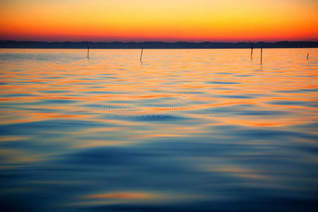 夕阳和湖面的颜色