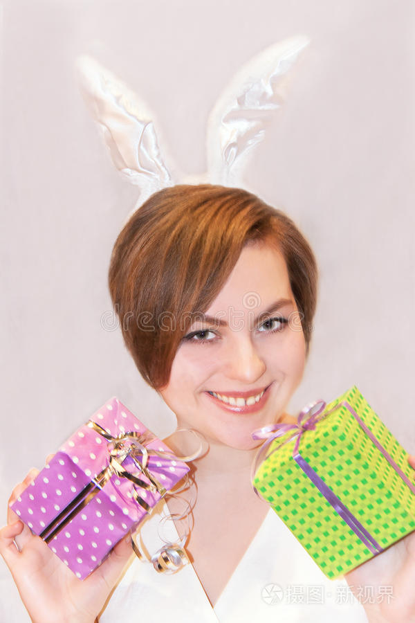 戴着复活节兔子耳朵的年轻女人。