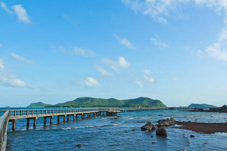 从桥上看海景