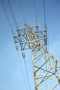 蓝天上的高压电线金属支柱图片