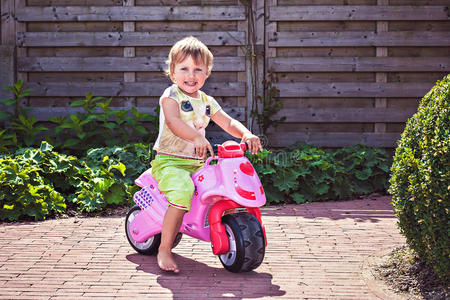 骑摩托车的可爱女孩图片
