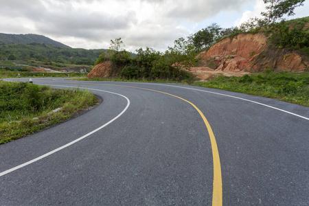 恶劣天气下山上的沥青道路曲线。