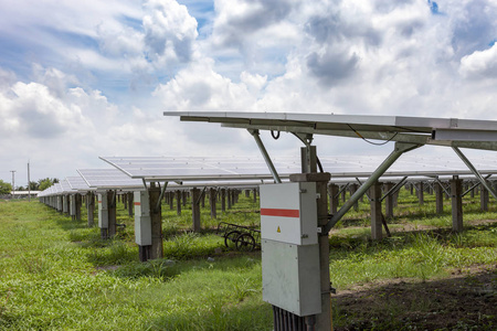 太阳能电池板在太阳能农场蓝天背景。