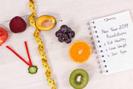 由水果和蔬菜制成的钟和厘米概念的新年决心健康的运动生活方式