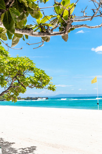 迷人的热带海滩与白色的沙子。美丽的背景。巴厘岛