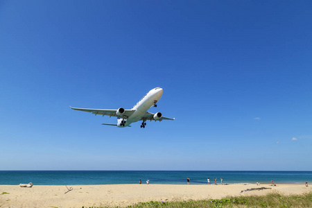 商业飞机降落在海面上，晴空万里，美丽的风景，自然背景，商业旅行和交通背景。