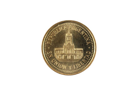一张被隔离在白色背景上的阿根廷25美分硬币的特写照片