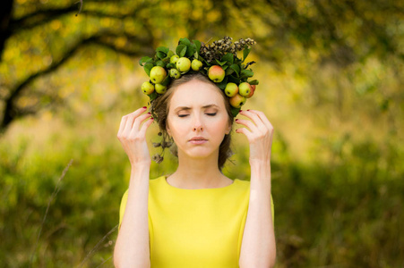 苹果花园中的年轻女子的肖像，头上戴着花环