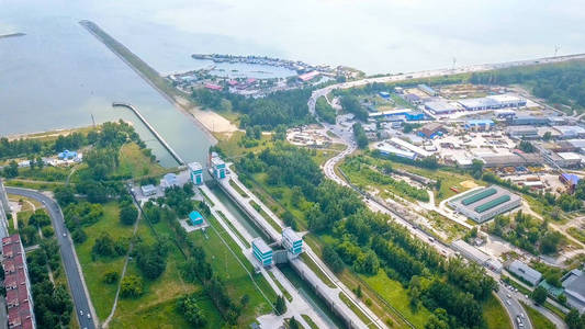 novosibirsk水电站从dron出发在ob河上的运输通道