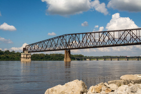 旧的岩石链桥横跨密苏里州和伊利诺伊州，是历史路线66的一部分。