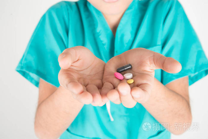 给孩子吃药男孩试着吞下药丸