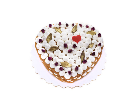 自制蛋糕，心和玫瑰，白色背景隔离