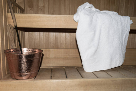 木制桑拿浴室内的桑拿配件毛巾护具