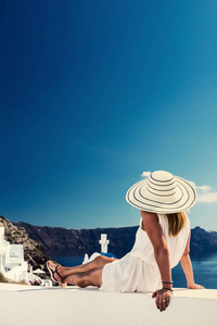豪华旅游度假女人看着桑托里尼岛在希腊。 令人惊叹的海景和卡尔德拉。