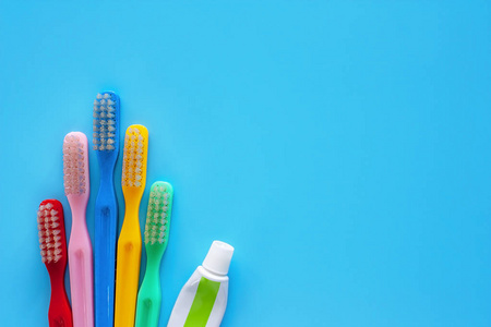 带牙膏的牙刷，用于在蓝色背景下清洁牙齿，用于牙科护理概念