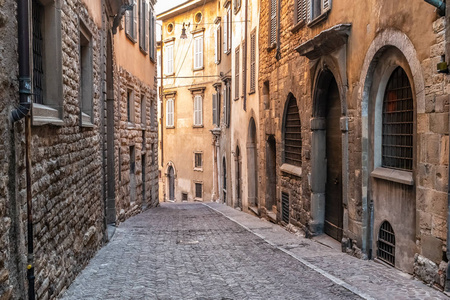 美丽的老中世纪欧洲狭窄的空街一个中世纪的小镇在贝加莫, 意大利的城市阿尔塔拍摄
